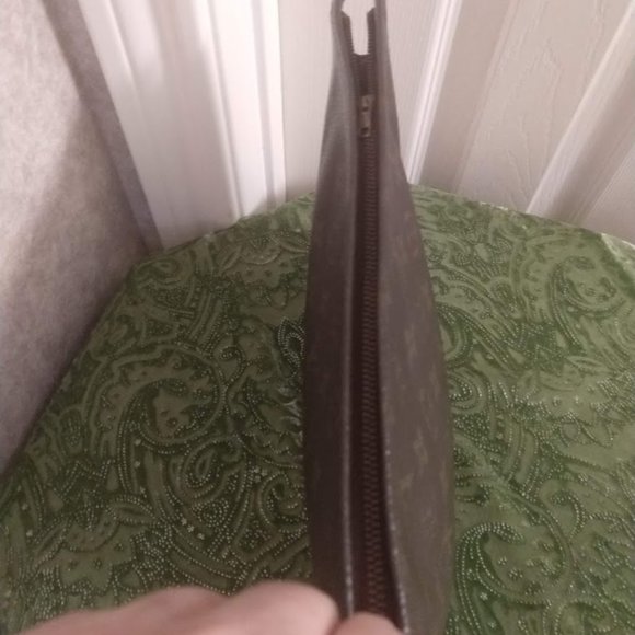 Louis Vuitton Monogram Pouch 26 - Picture 4 of 11